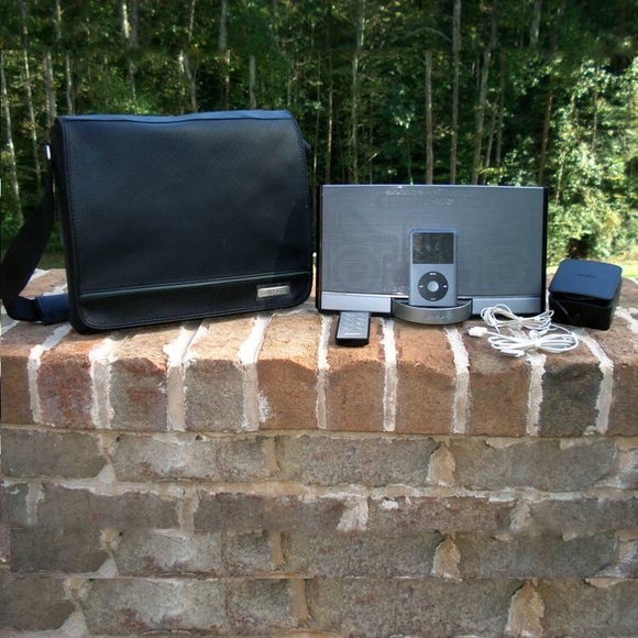 Apple iPod Classic Black (120GB) MP3 Player with Bose Sounddock Portable System - Picture 1 of 3